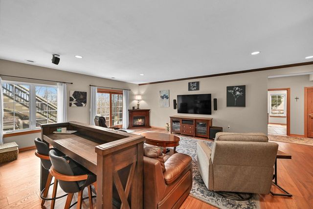 W292N4254 Prairie Wind CIRCLE N, Pewaukee, WI 53072