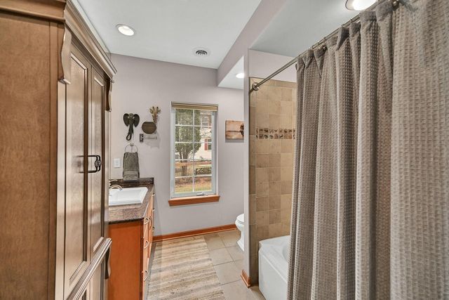 W292N4254 Prairie Wind CIRCLE N, Pewaukee, WI 53072