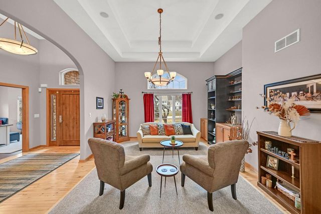 W292N4254 Prairie Wind CIRCLE N, Pewaukee, WI 53072