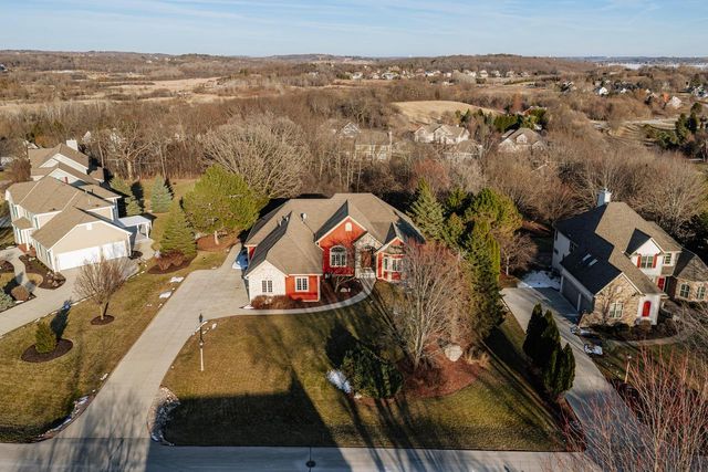 W292N4254 Prairie Wind CIRCLE N, Pewaukee, WI 53072