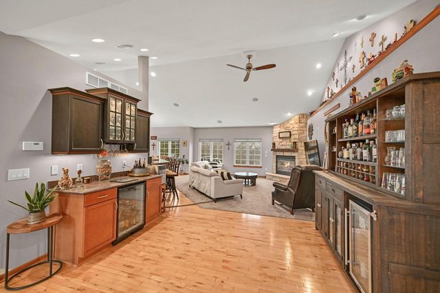 W292N4254 Prairie Wind CIRCLE N, Pewaukee, WI 53072