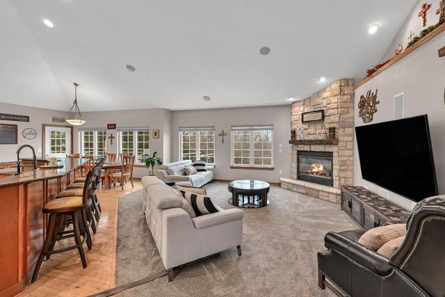 W292N4254 Prairie Wind CIRCLE N, Pewaukee, WI 53072