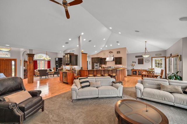 W292N4254 Prairie Wind CIRCLE N, Pewaukee, WI 53072