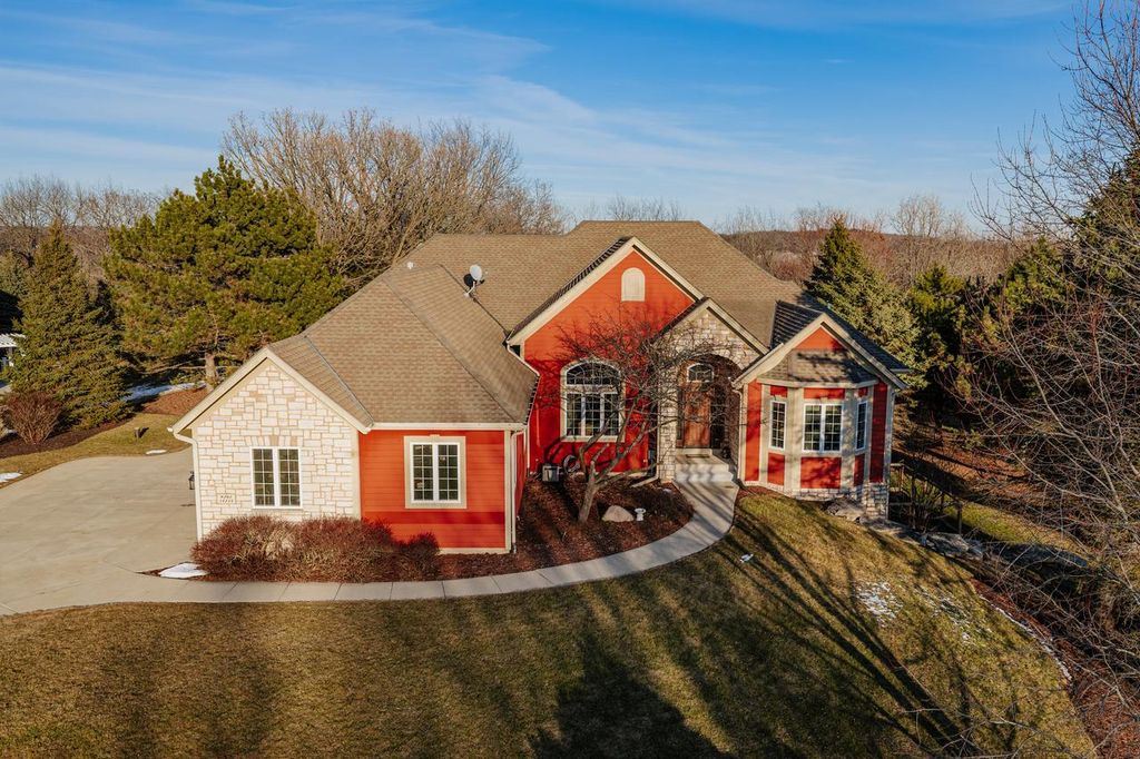 W292N4254 Prairie Wind CIRCLE N, Pewaukee, WI 53072