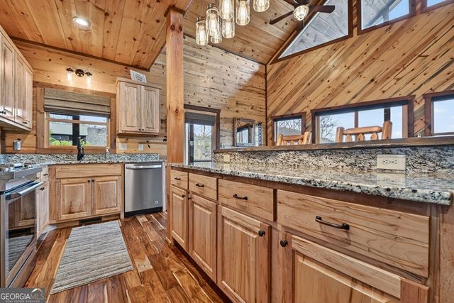 467 Deer Crest Road, Blue Ridge, GA 30513