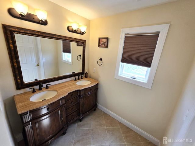 544 Edgeworth Street, Middlesex, NJ 08846