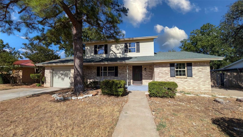 1105 S Ridgeway Drive, Cleburne, TX 76033 — exterior
