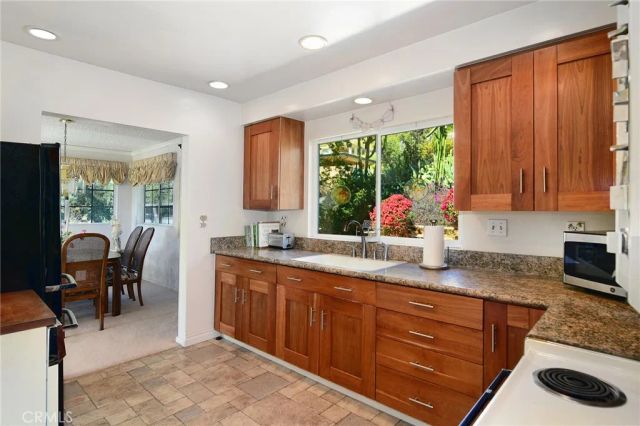 7158 Leota, Canoga Park, CA 91304