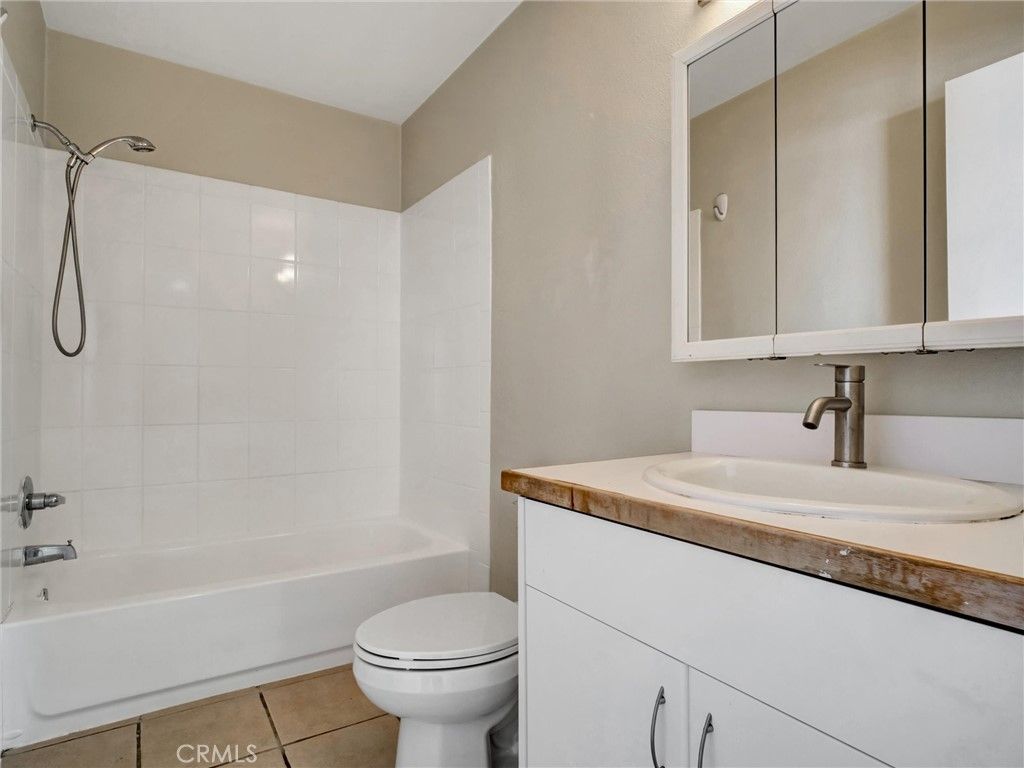 Image 12 of property listing at 18350 Hatteras 123, Tarzana, CA 91356