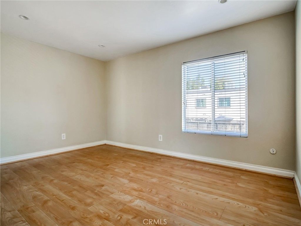 Image 13 of property listing at 18350 Hatteras 123, Tarzana, CA 91356