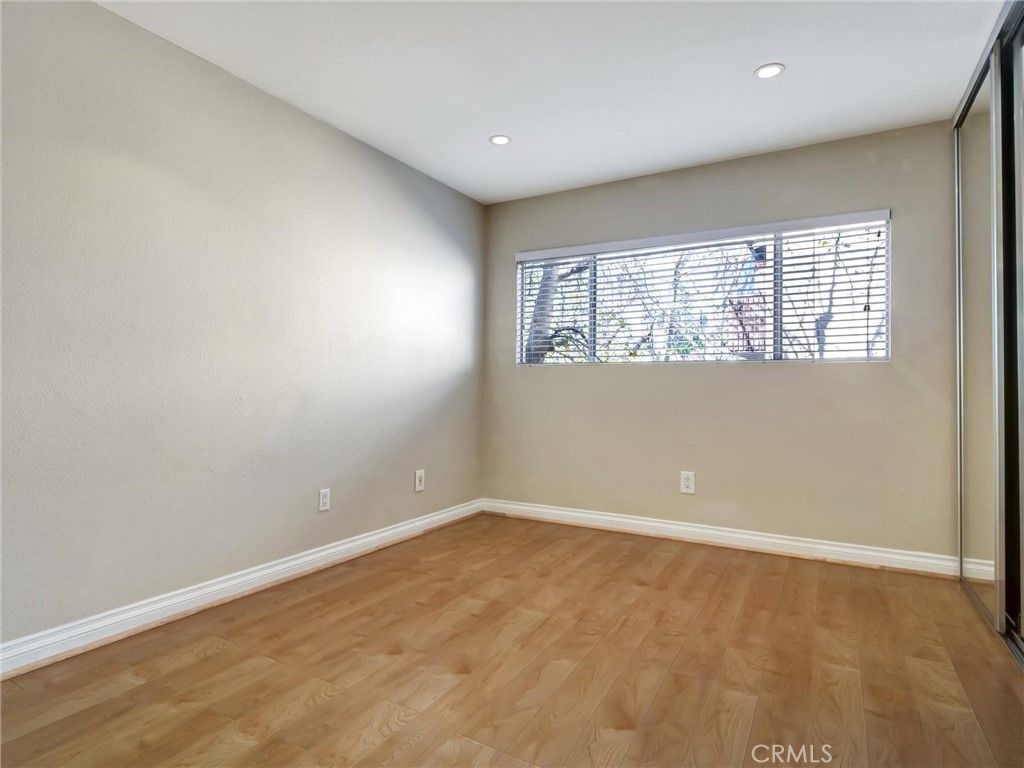 Image 15 of property listing at 18350 Hatteras 123, Tarzana, CA 91356