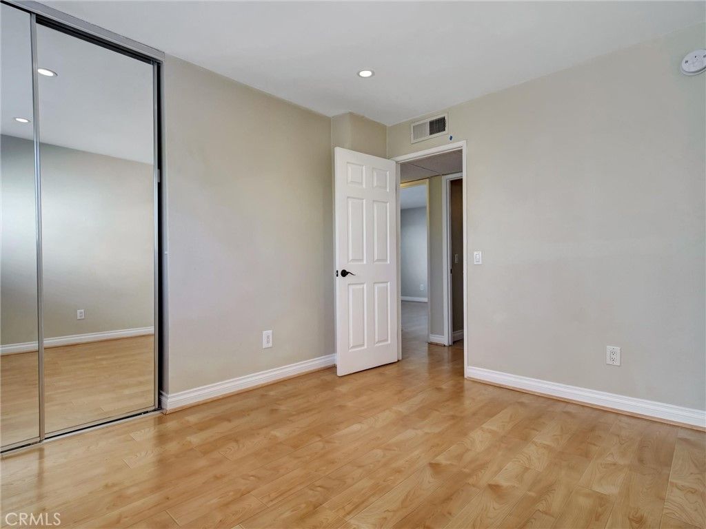 Image 16 of property listing at 18350 Hatteras 123, Tarzana, CA 91356