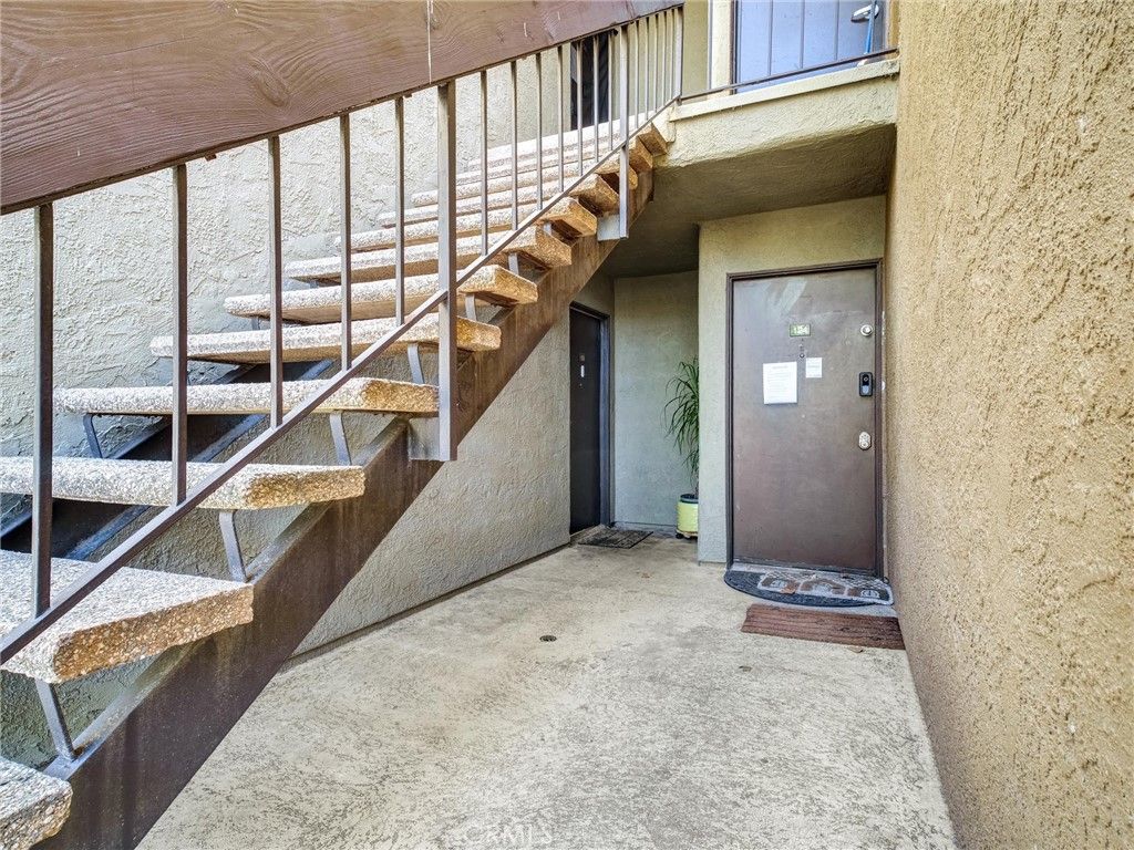 Image 18 of property listing at 18350 Hatteras 123, Tarzana, CA 91356