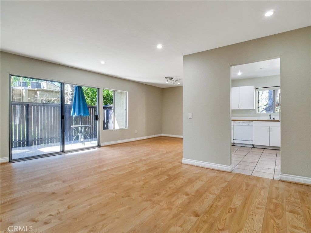 Image 2 of property listing at 18350 Hatteras 123, Tarzana, CA 91356