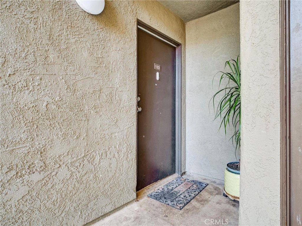 Image 20 of property listing at 18350 Hatteras 123, Tarzana, CA 91356