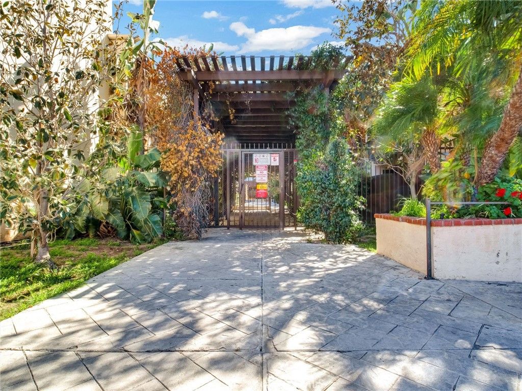 Image 24 of property listing at 18350 Hatteras 123, Tarzana, CA 91356