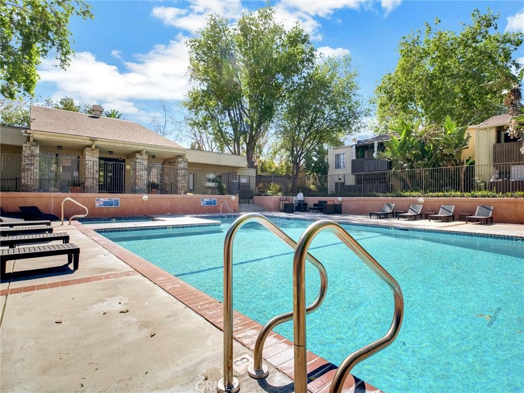 Image 26 of property listing at 18350 Hatteras 123, Tarzana, CA 91356