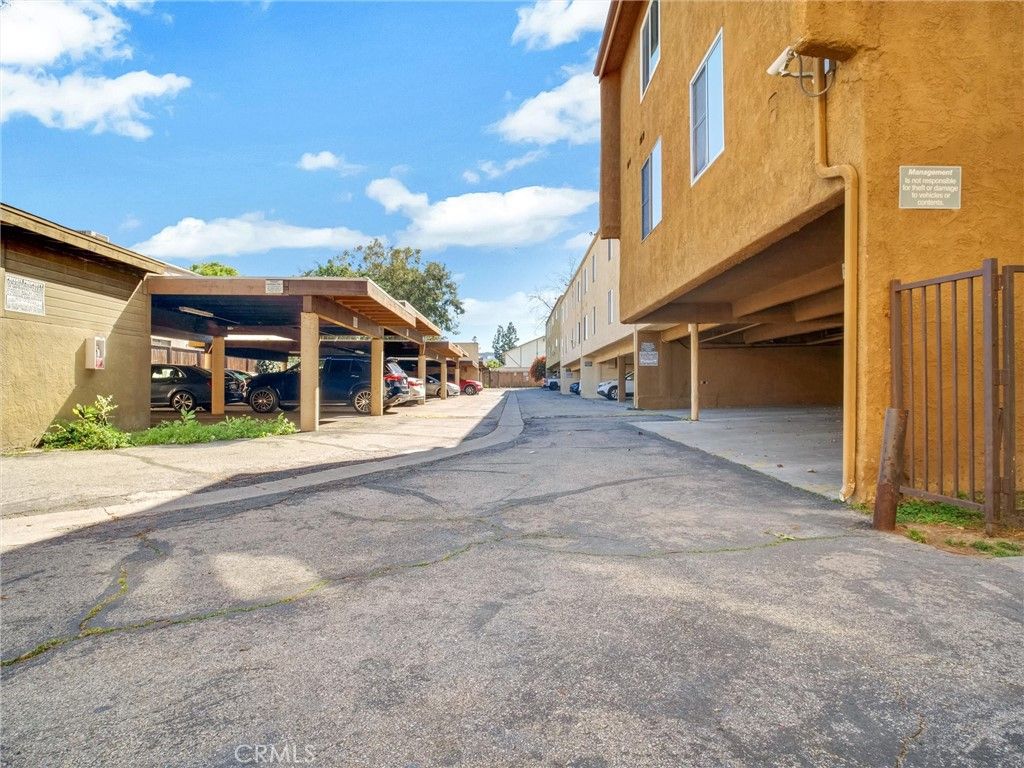 Image 27 of property listing at 18350 Hatteras 123, Tarzana, CA 91356