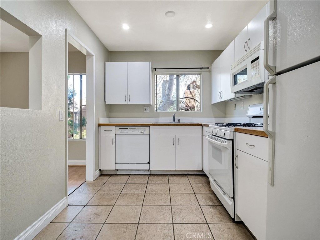 Image 5 of property listing at 18350 Hatteras 123, Tarzana, CA 91356