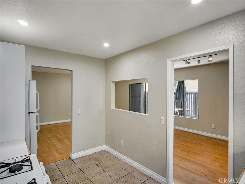 Image 9 of property listing at 18350 Hatteras 123, Tarzana, CA 91356