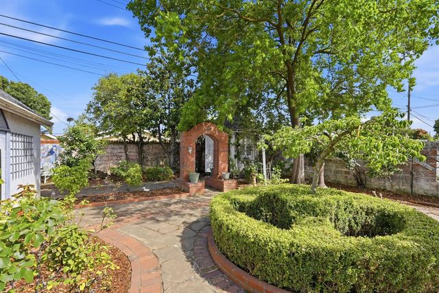 433 41st St, Sacramento, CA 95819