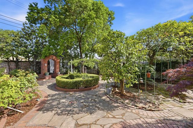 433 41st St, Sacramento, CA 95819