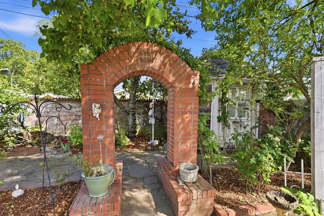 433 41st St, Sacramento, CA 95819