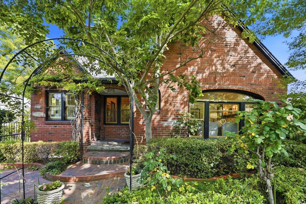 433 41st St, Sacramento, CA 95819
