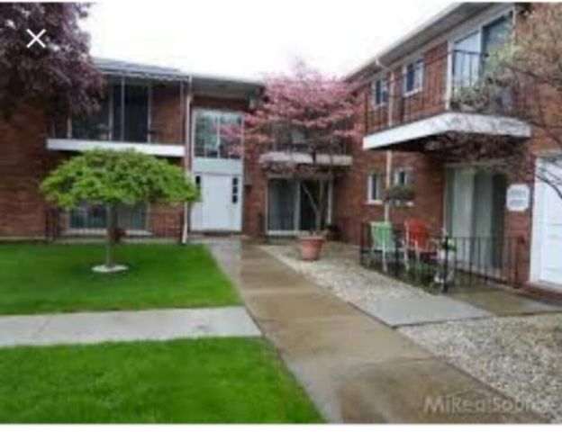 22039 E 11 Mile Road 20, Saint Clair Shores, MI 48081