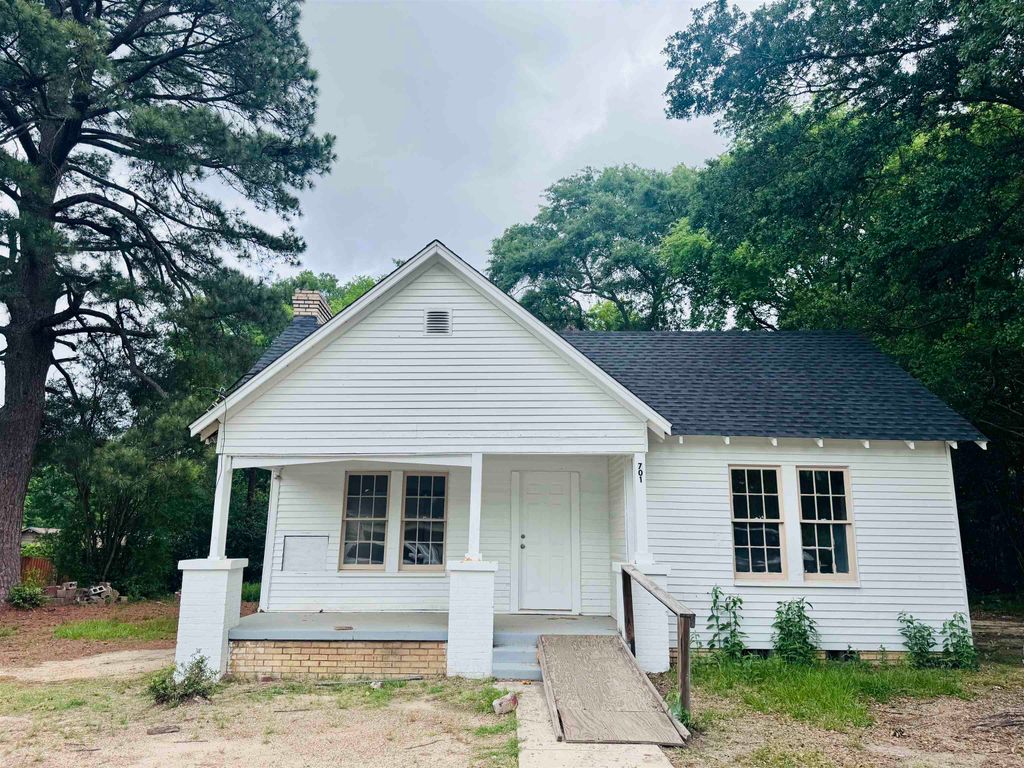 701 Travis St, Longview, TX 75602