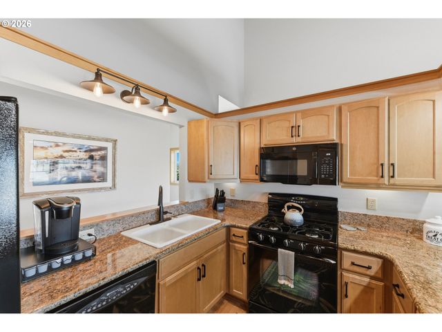 1359 VILLAGE Loop, Bandon, OR 97411