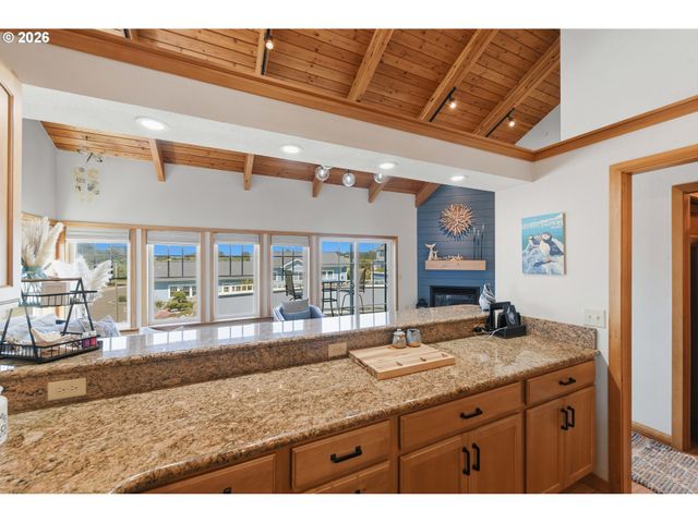 1359 VILLAGE Loop, Bandon, OR 97411