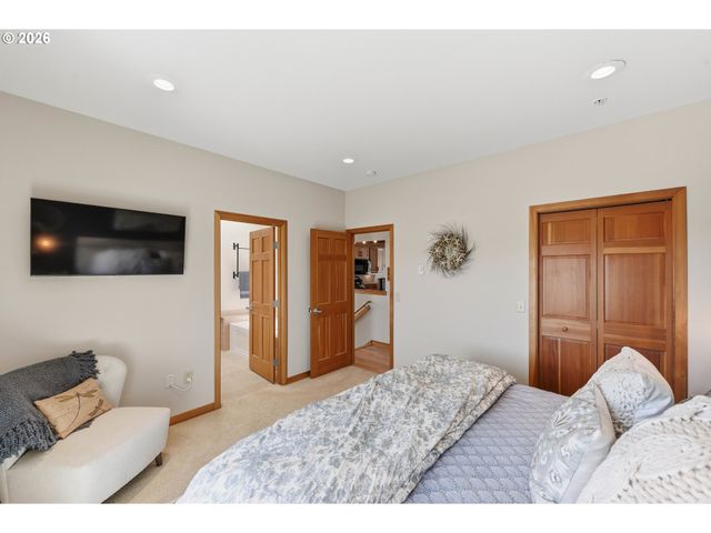 1359 VILLAGE Loop, Bandon, OR 97411