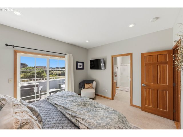 1359 VILLAGE Loop, Bandon, OR 97411