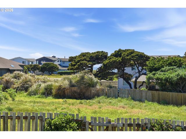 1359 VILLAGE Loop, Bandon, OR 97411