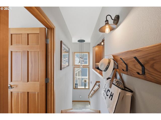 1359 VILLAGE Loop, Bandon, OR 97411