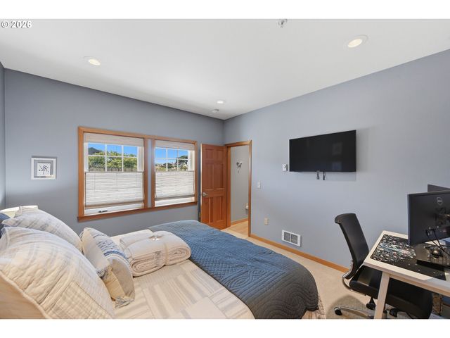1359 VILLAGE Loop, Bandon, OR 97411
