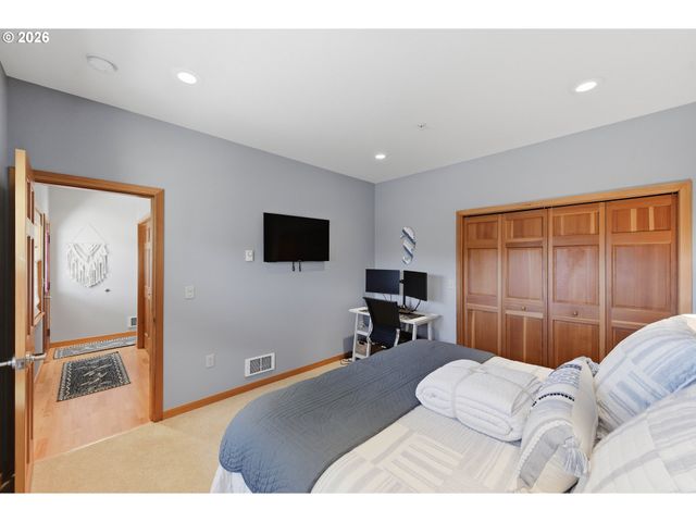 1359 VILLAGE Loop, Bandon, OR 97411
