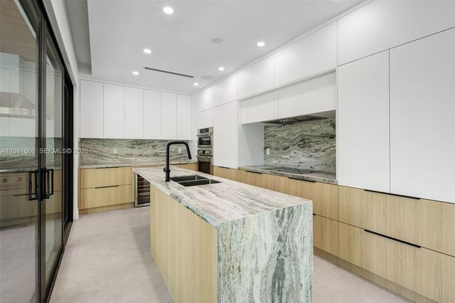 569 NW 44th St, Miami, FL 33127