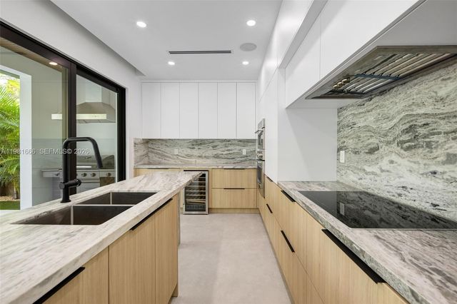 569 NW 44th St, Miami, FL 33127