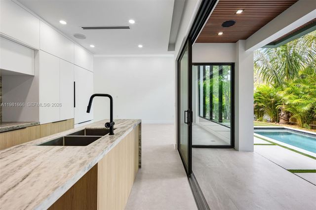 569 NW 44th St, Miami, FL 33127