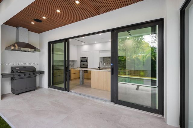 569 NW 44th St, Miami, FL 33127