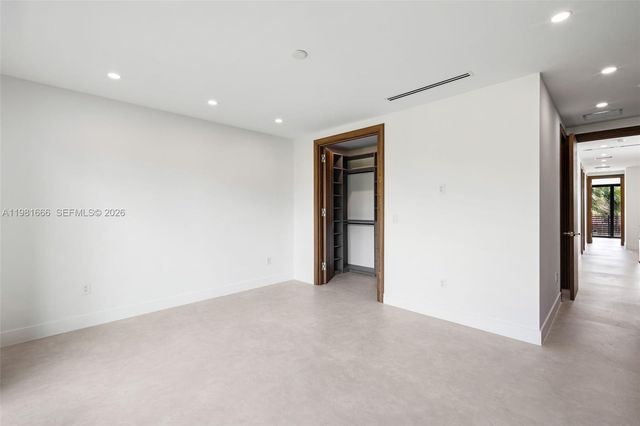 569 NW 44th St, Miami, FL 33127