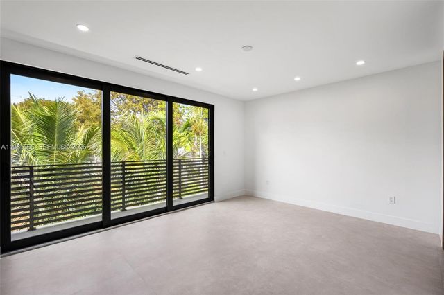 569 NW 44th St, Miami, FL 33127