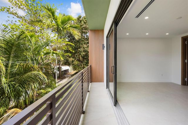 569 NW 44th St, Miami, FL 33127