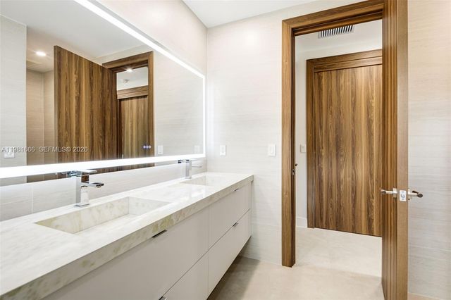 569 NW 44th St, Miami, FL 33127