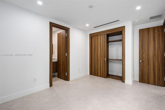 569 NW 44th St, Miami, FL 33127