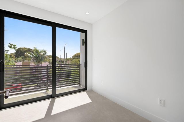 569 NW 44th St, Miami, FL 33127