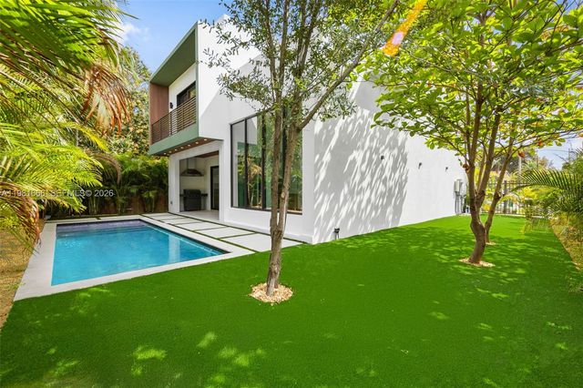 569 NW 44th St, Miami, FL 33127