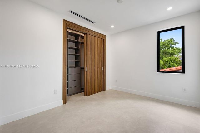 569 NW 44th St, Miami, FL 33127